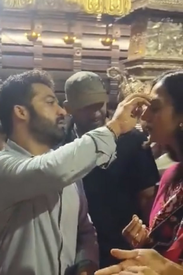 Hero Jr NTR, his family and Rishab Shetty visit Udupi temple Photos4
