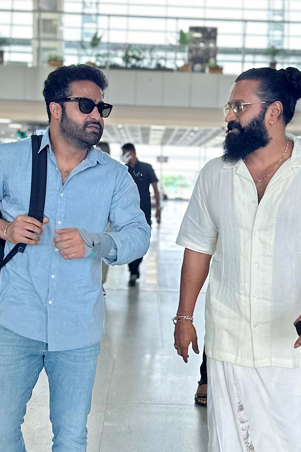 Hero Jr NTR, his family and Rishab Shetty visit Udupi temple Photos5