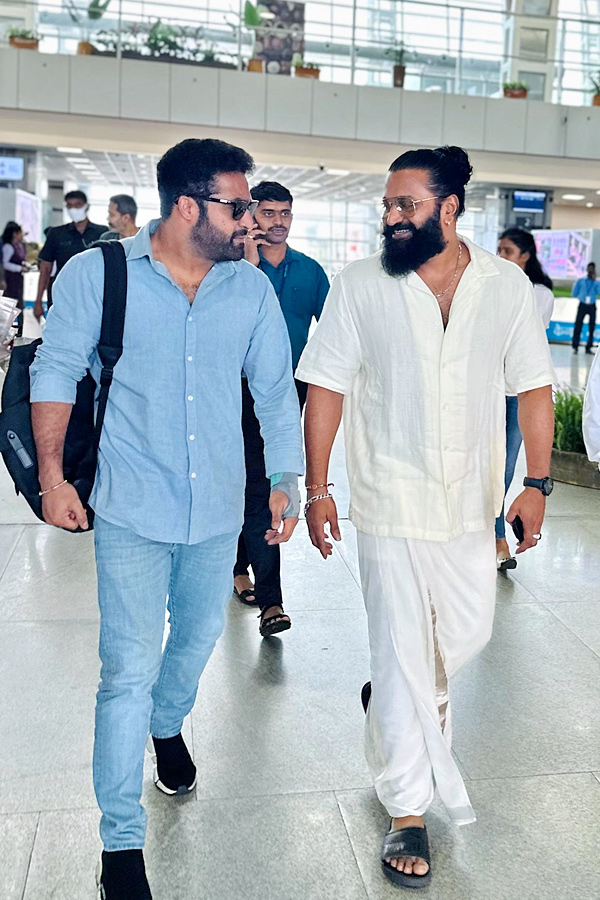 Hero Jr NTR, his family and Rishab Shetty visit Udupi temple Photos6