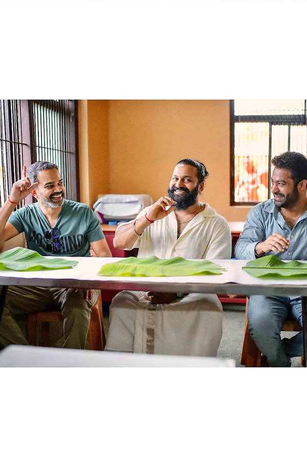 Hero Jr NTR, his family and Rishab Shetty visit Udupi temple Photos7