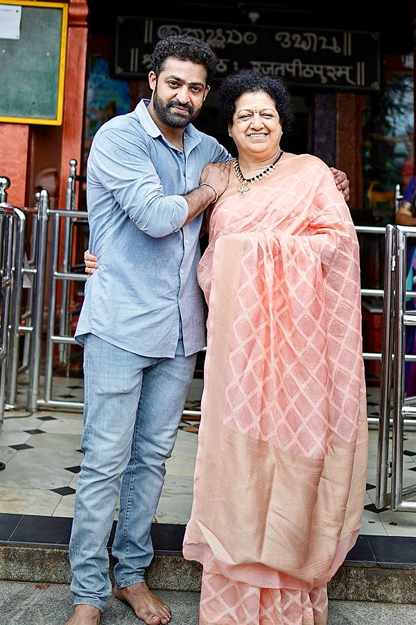 Hero Jr NTR, his family and Rishab Shetty visit Udupi temple Photos9