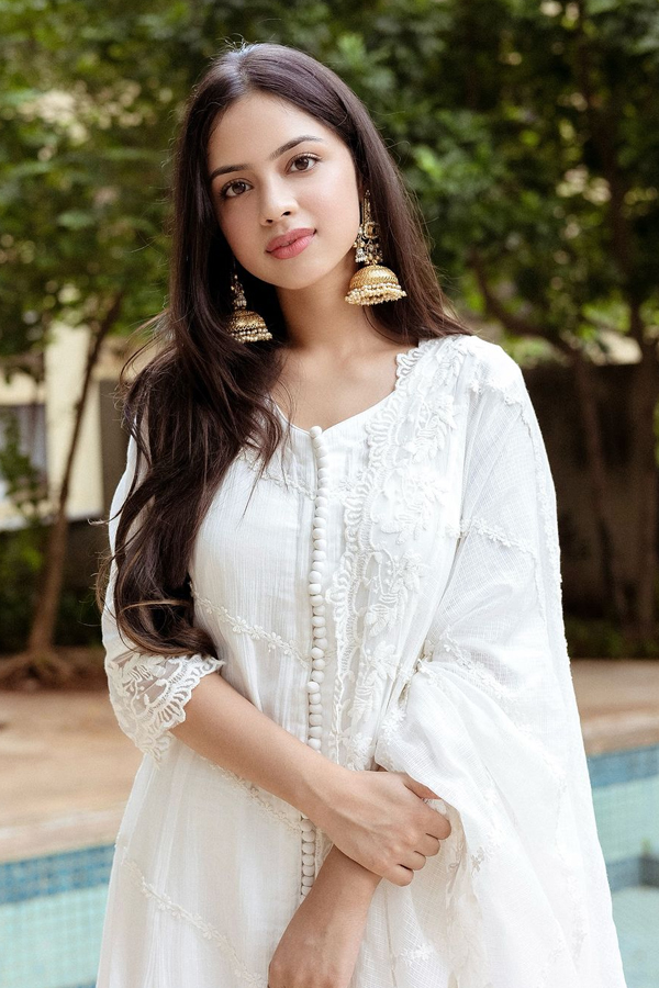 Laapataa Ladies Fame Nitanshi Goel Beautiful Photos In White Dress6