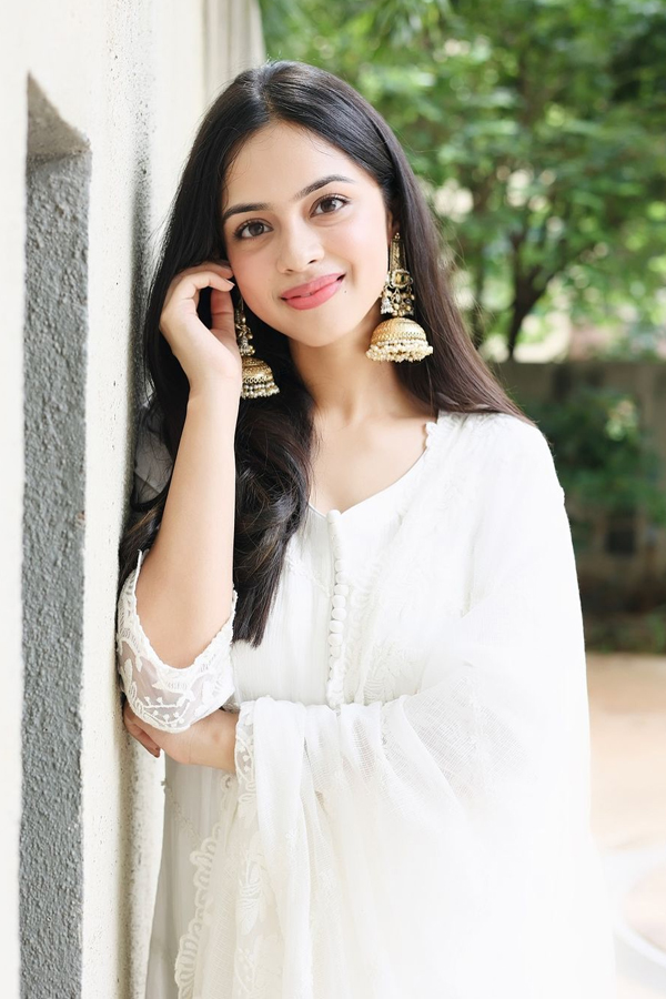 Laapataa Ladies Fame Nitanshi Goel Beautiful Photos In White Dress7