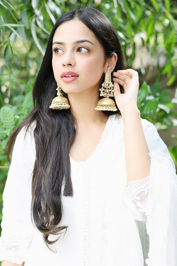 Laapataa Ladies Fame Nitanshi Goel Beautiful Photos In White Dress10