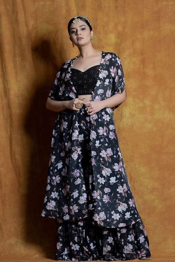 Anchor Sreemukhi Stunning Photos In Navy Blue Dress11