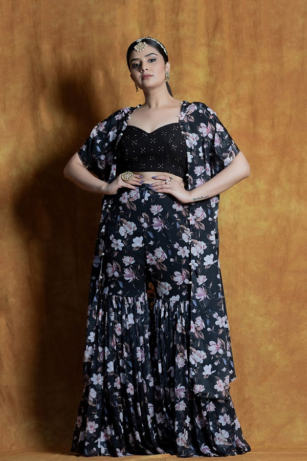 Anchor Sreemukhi Stunning Photos In Navy Blue Dress4