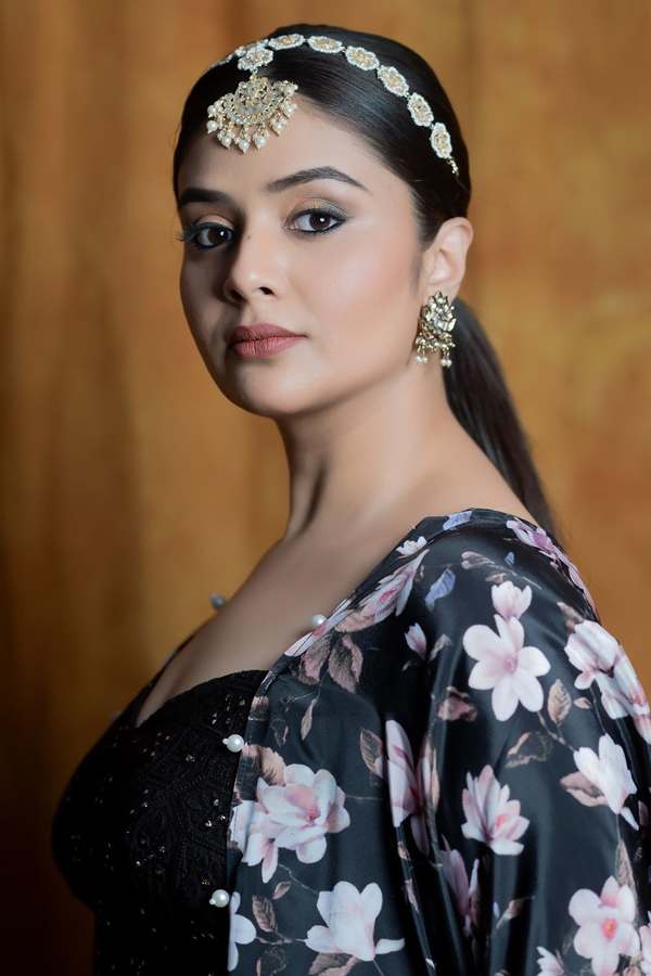 Anchor Sreemukhi Stunning Photos In Navy Blue Dress5