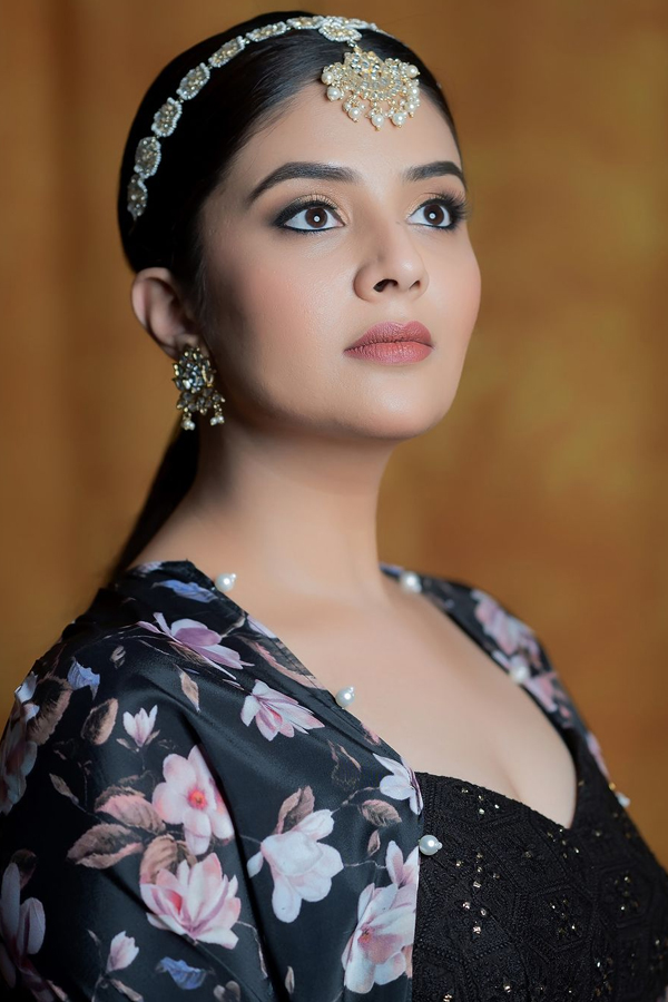 Anchor Sreemukhi Stunning Photos In Navy Blue Dress10