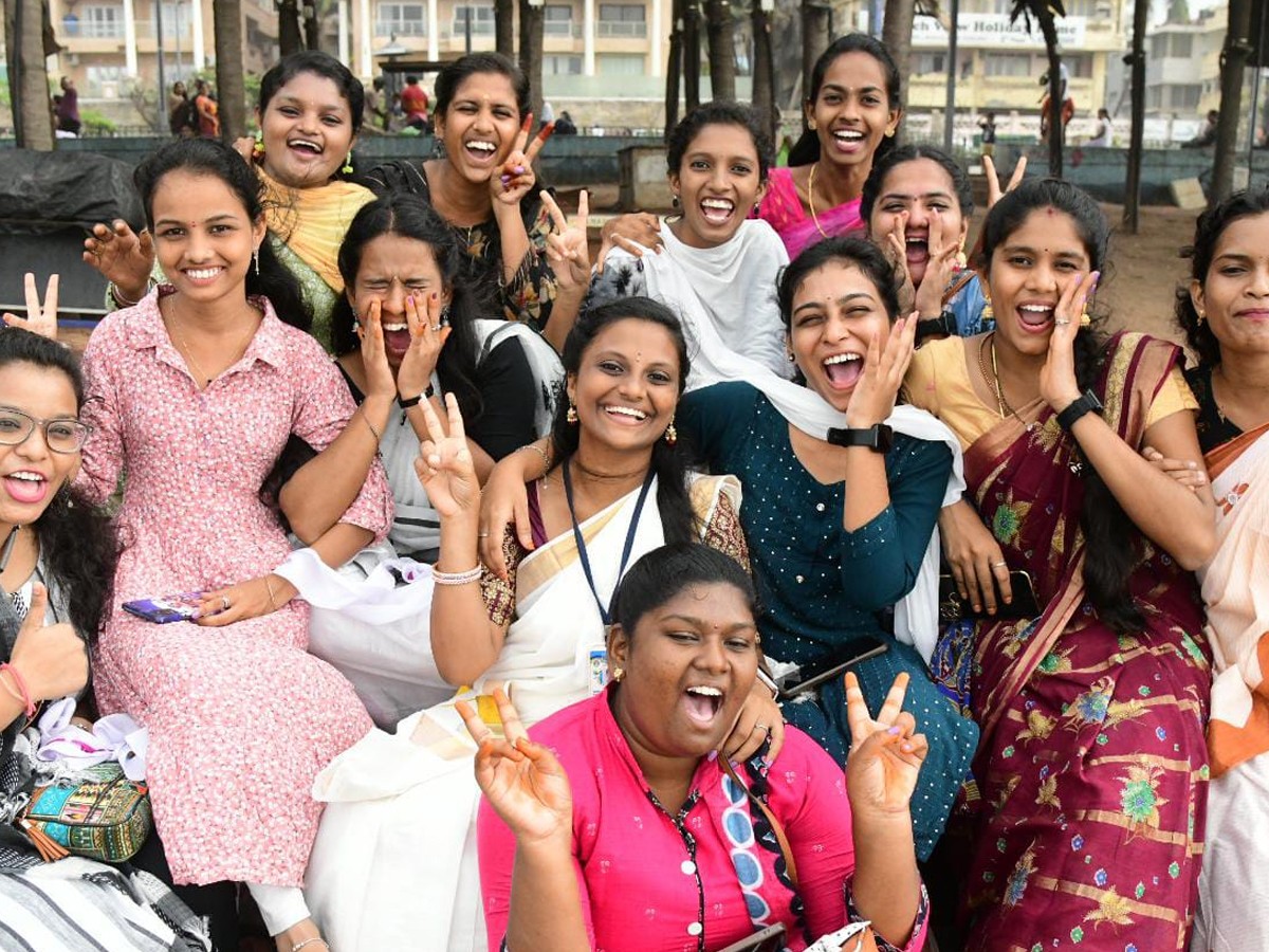 Students Buzz At Visakha Beach On Friendship Day2