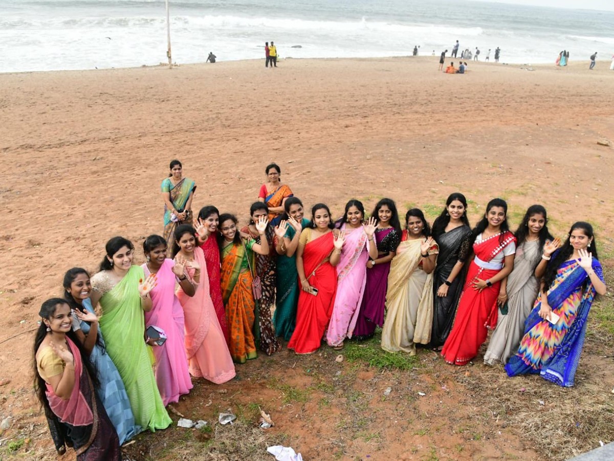 Students Buzz At Visakha Beach On Friendship Day4