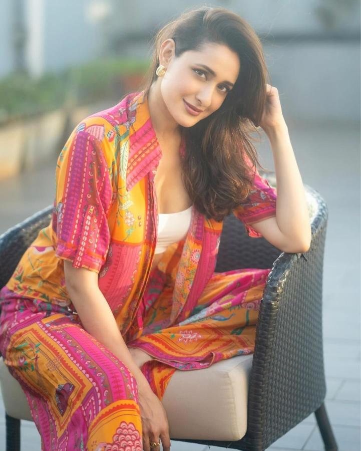 Actress Pragya Jaiswal Latest HD Photo Gallery Goes Viral7