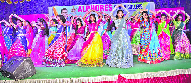 ప్రతీ ఒక్కరు మొక్కలు నాటాలి1