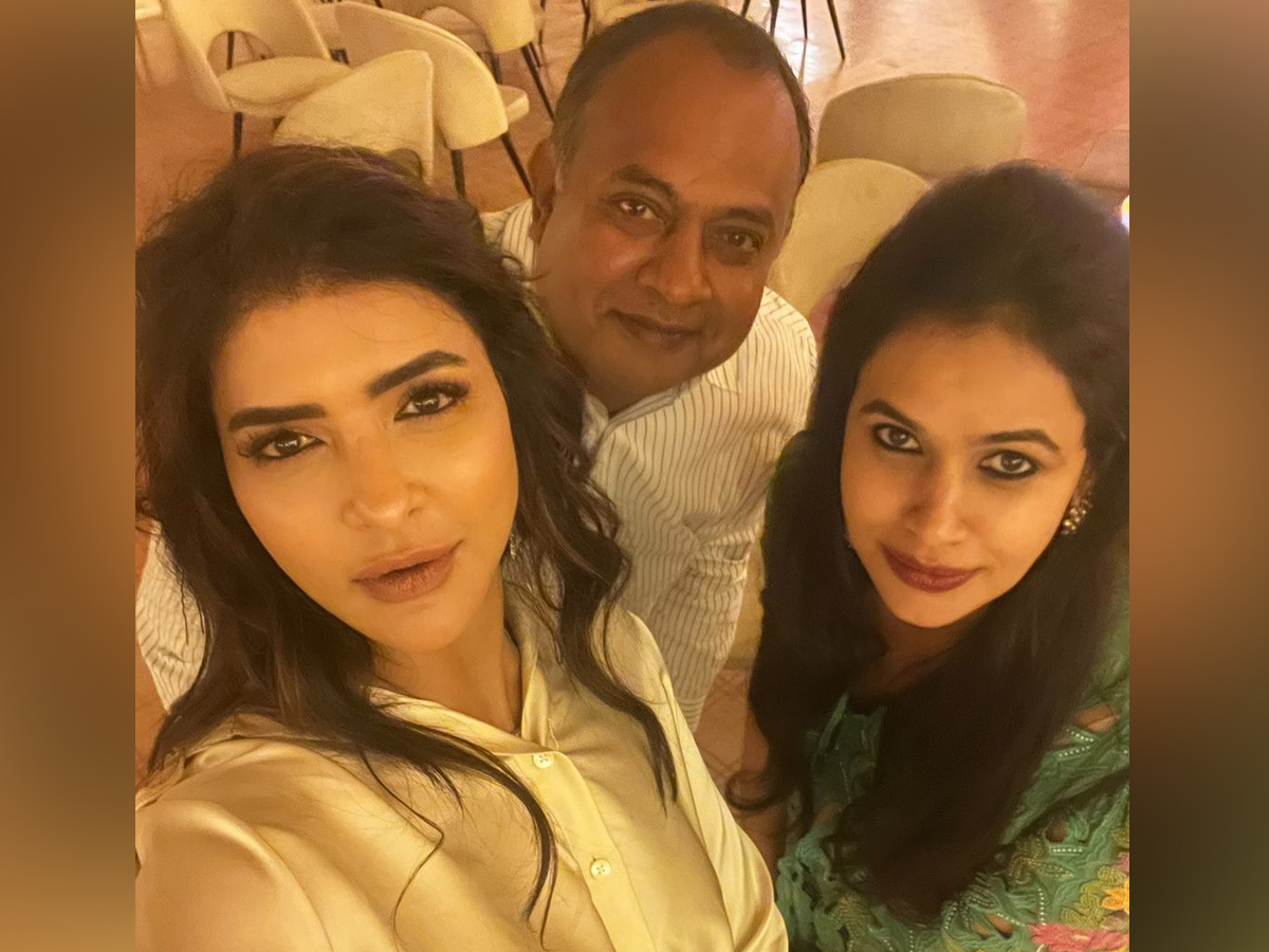 Manchu Lakshmi Shares Friendship Day Special Pics8