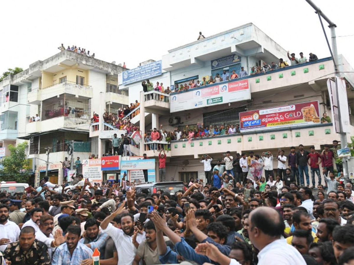 YS Jagan visits party activist at hospital Vijayawada13