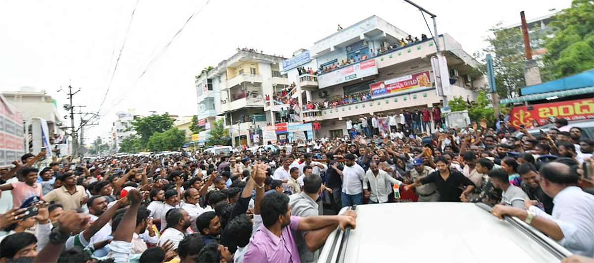 YS Jagan visits party activist at hospital Vijayawada14