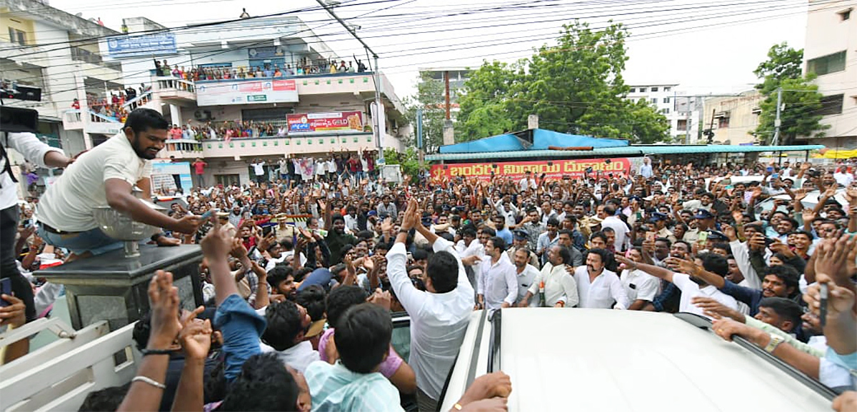 YS Jagan visits party activist at hospital Vijayawada2