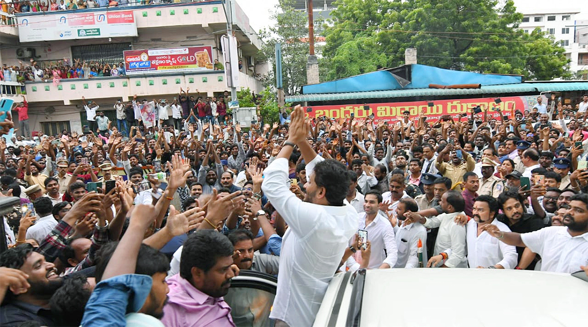 YS Jagan visits party activist at hospital Vijayawada4