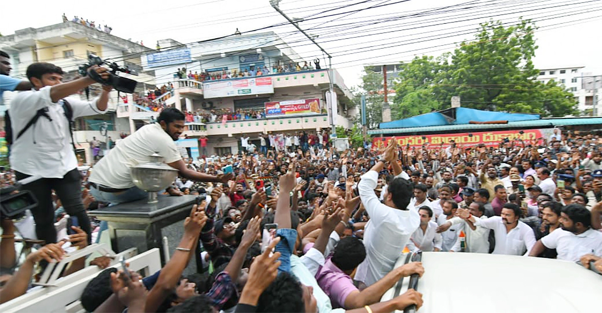 YS Jagan visits party activist at hospital Vijayawada9