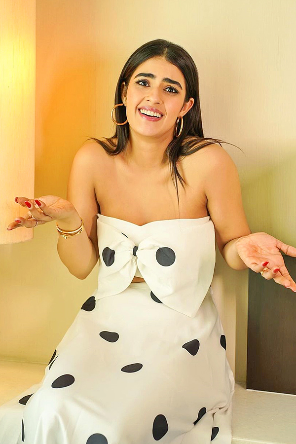 Actress DoubleiSmart Kavya Thapar Latest Photos Goes Viral in Social Media 12