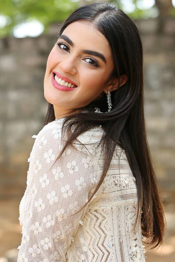 Actress DoubleiSmart Kavya Thapar Latest Photos Goes Viral in Social Media 17