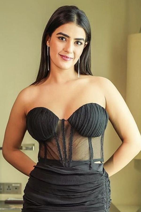 Actress DoubleiSmart Kavya Thapar Latest Photos Goes Viral in Social Media 8