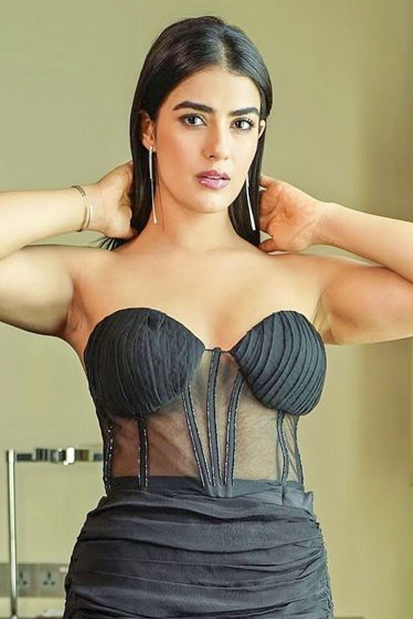 Actress DoubleiSmart Kavya Thapar Latest Photos Goes Viral in Social Media 9