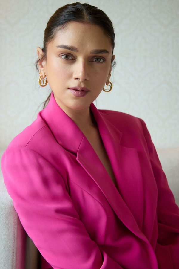 Actress Aditi Rao Hydari Dazzling Photos In Pink Blazer4