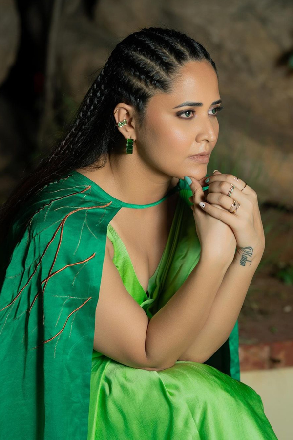 Anchor Anasuya Bharadwaj Stunning Photos In Green Saree11