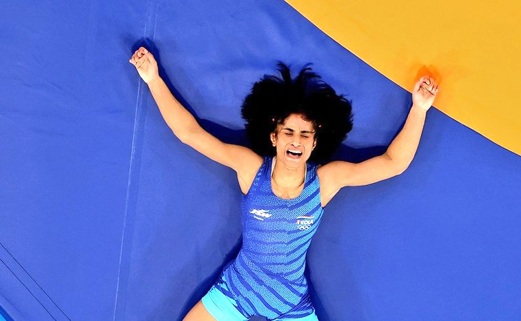 Indian Wrestler Vinesh Phogat Out Of Paris Olympics Over Weight Photos5