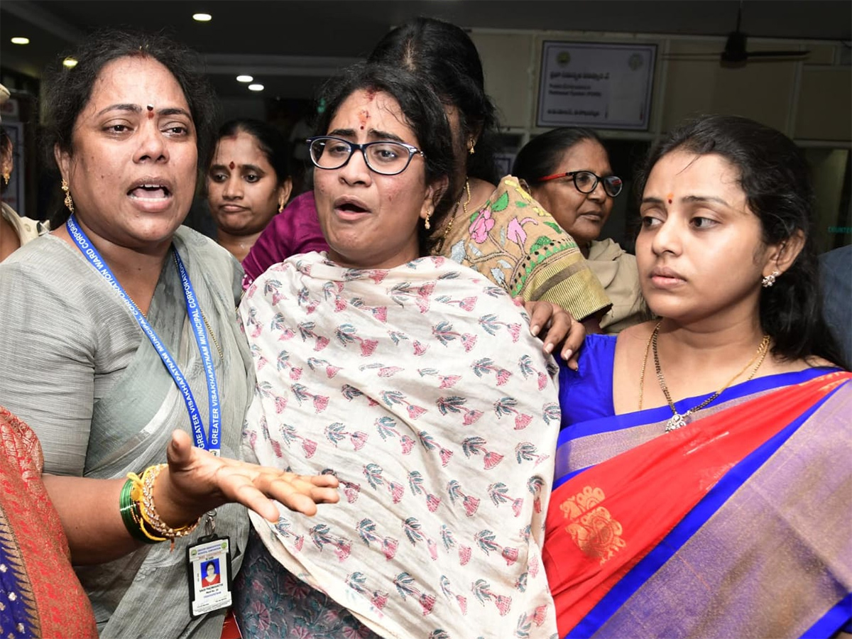 YSRCP Fights TDP Alliance Wrong Route GVMC Victory Photos13