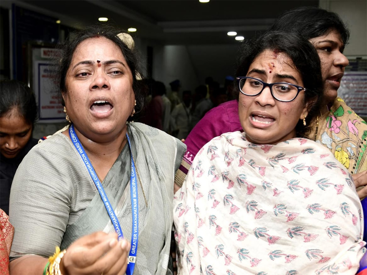 YSRCP Fights TDP Alliance Wrong Route GVMC Victory Photos14