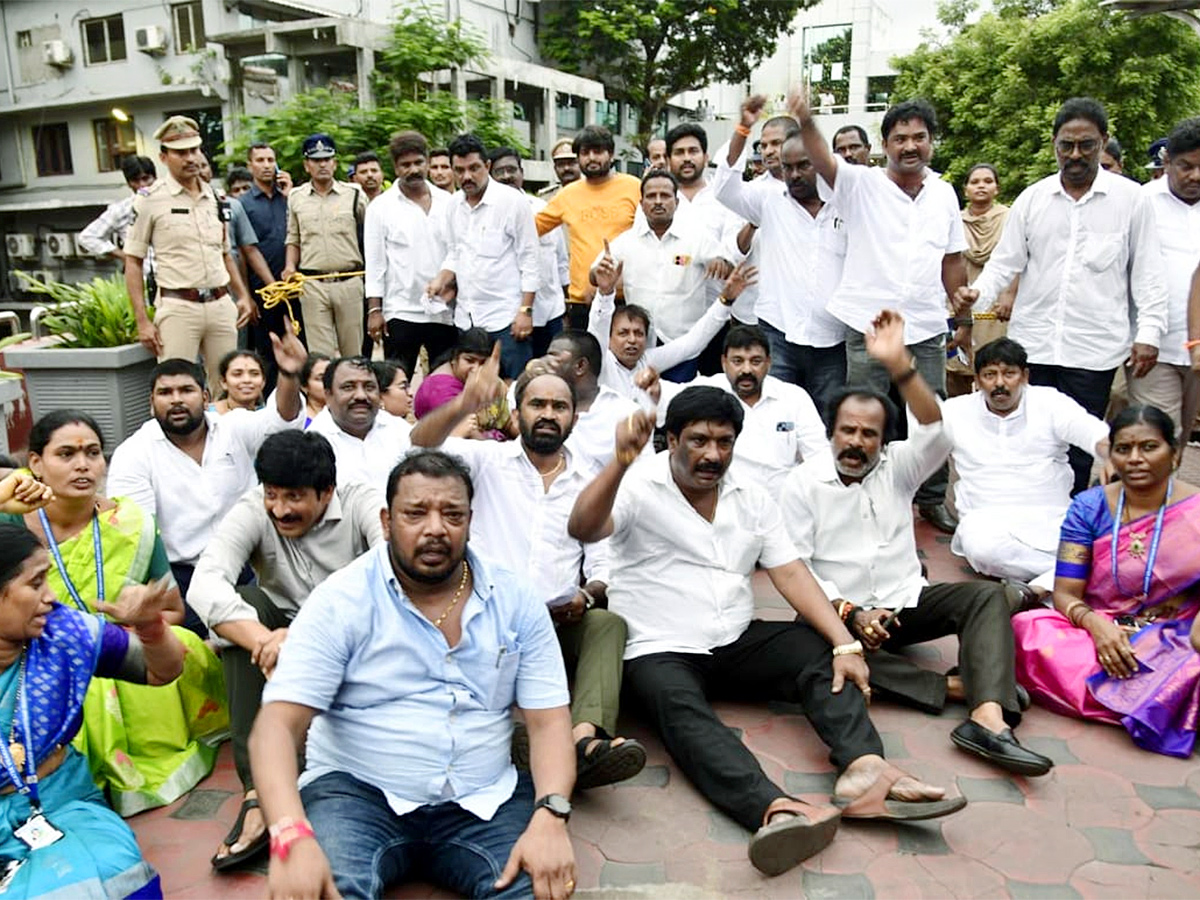 YSRCP Fights TDP Alliance Wrong Route GVMC Victory Photos18