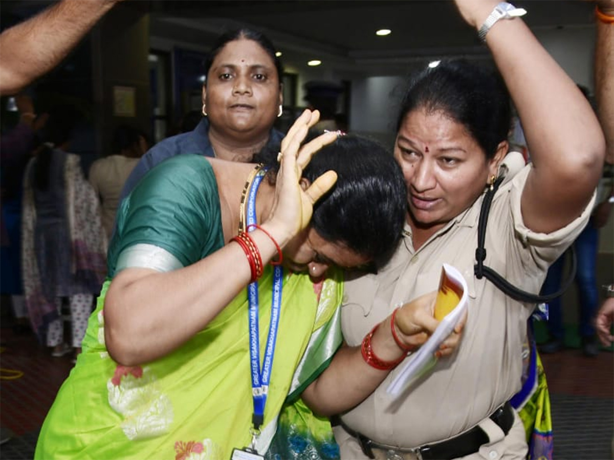 YSRCP Fights TDP Alliance Wrong Route GVMC Victory Photos6
