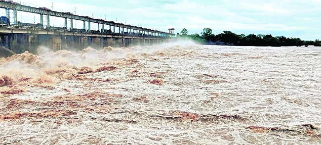 ● 24 గేట్లు ఎత్తి దిగువకు విడుదల 3