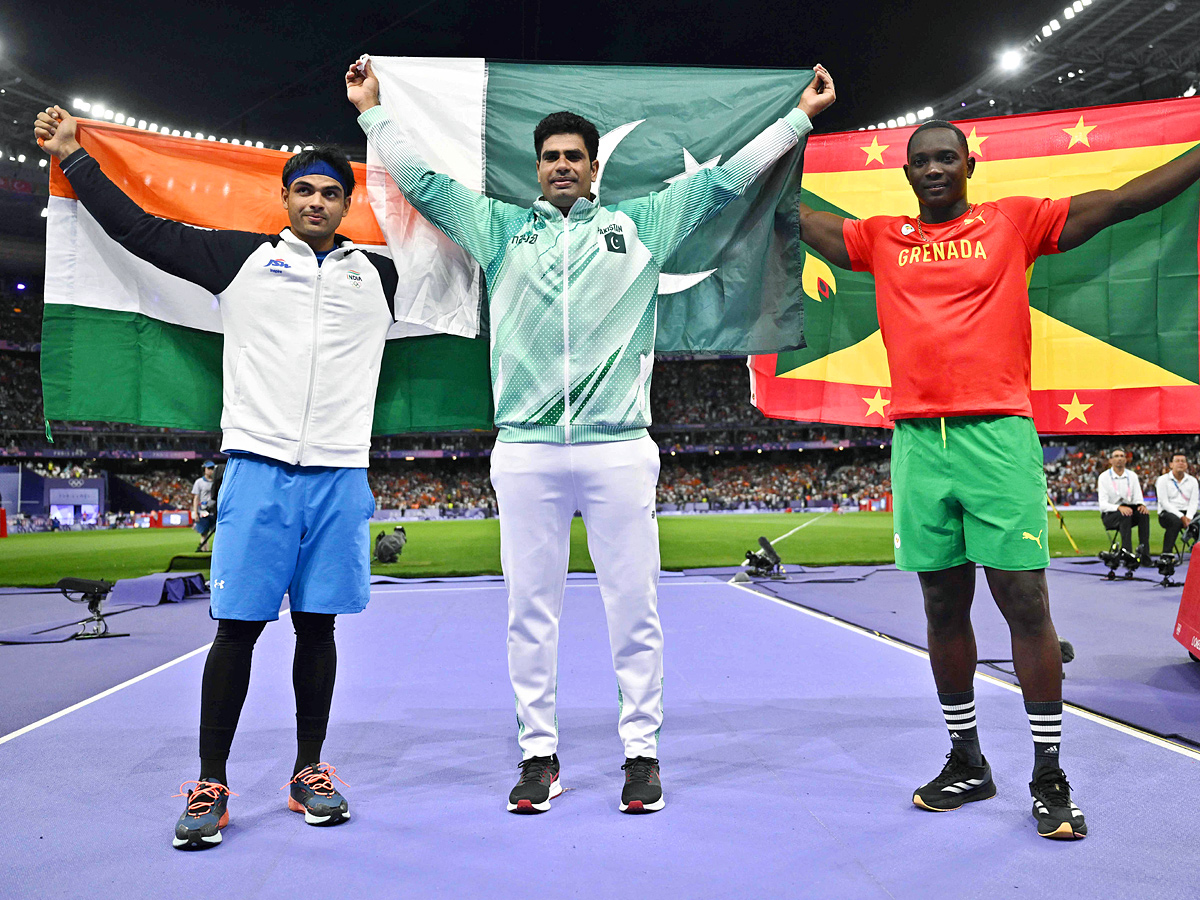 Neeraj Chopra wins silver in mens javelin, India bag hockey bronze Photos8