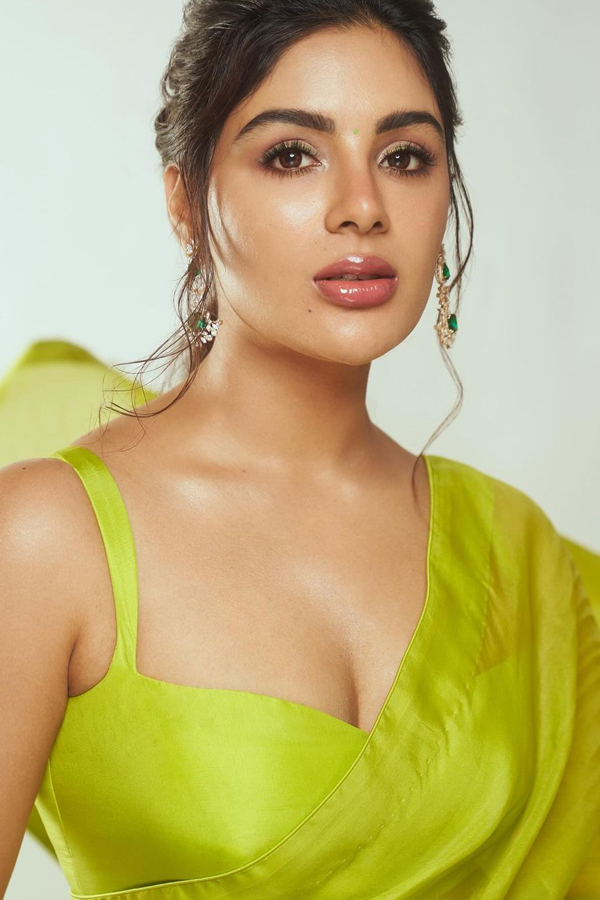 Samyuktha Menon Stunning Looks In Traditional Attire5