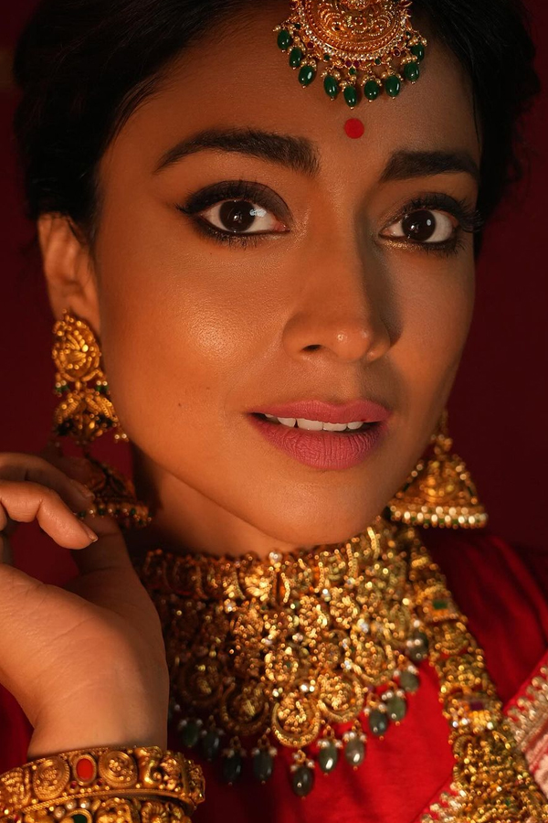 Shriya Saran Looks Like Sravana Lakshmi In Red Saree4