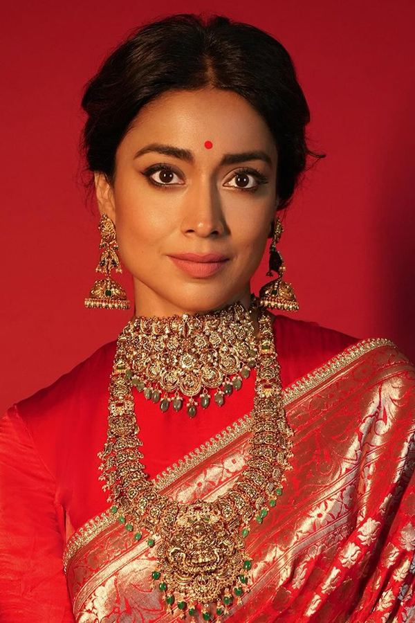 Shriya Saran Looks Like Sravana Lakshmi In Red Saree5