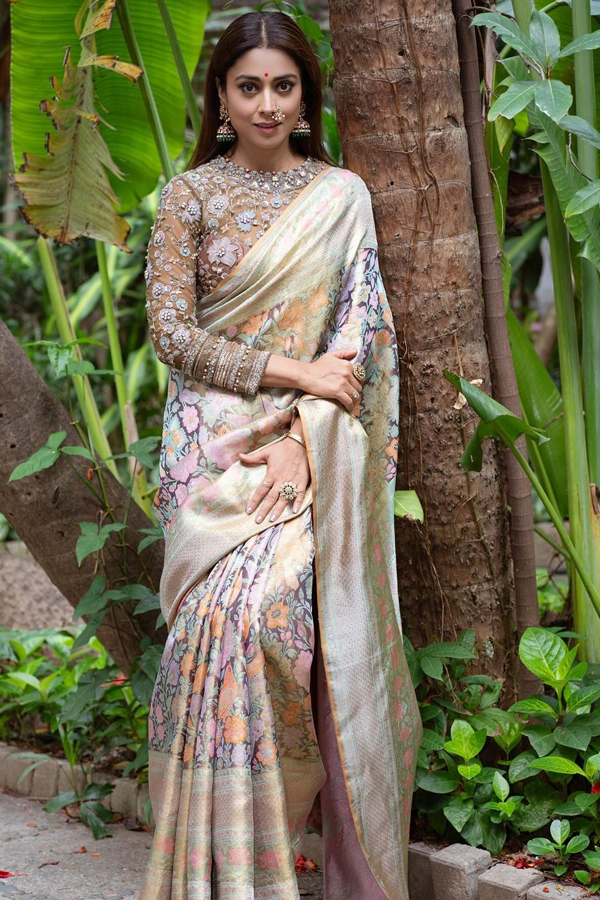 Shriya Saran Looks Like Sravana Lakshmi In Red Saree7