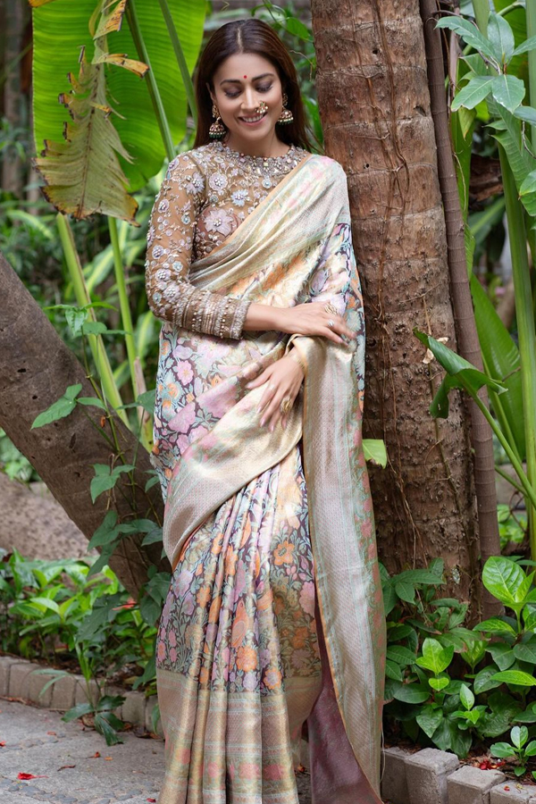 Shriya Saran Looks Like Sravana Lakshmi In Red Saree9