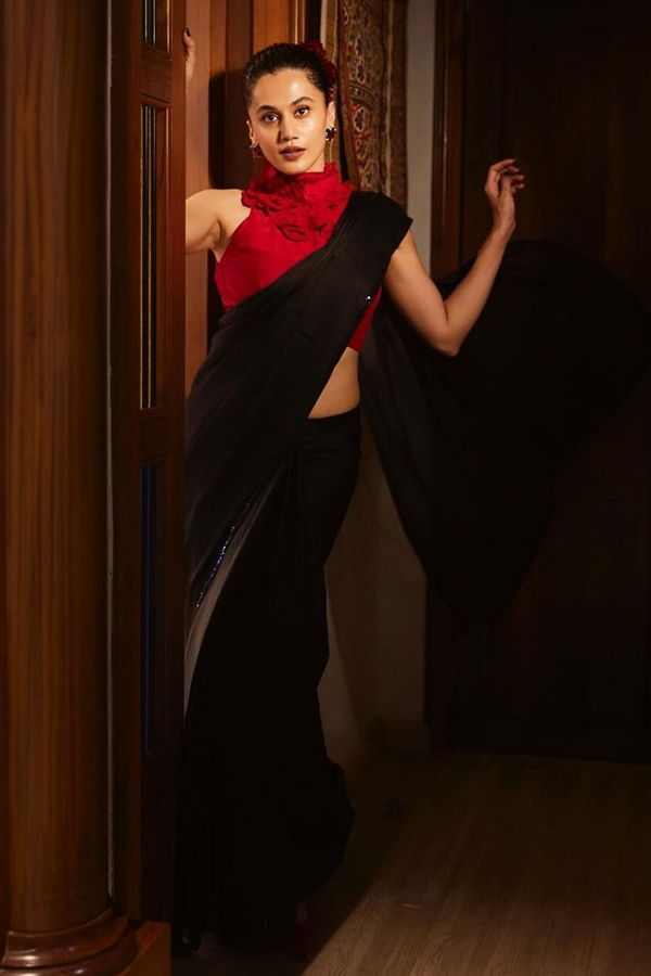 Taapsee Pannu Dazzled In Saree At Paris Olympics 2024 Photos Goes Viral11