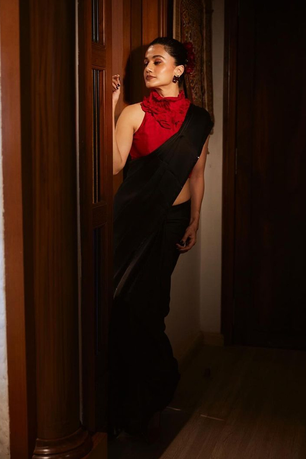 Taapsee Pannu Dazzled In Saree At Paris Olympics 2024 Photos Goes Viral12