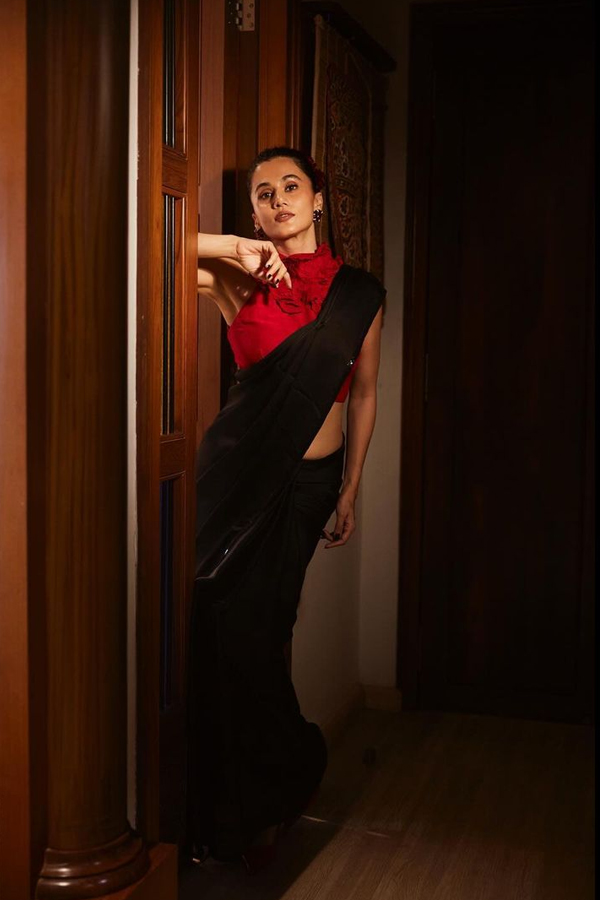 Taapsee Pannu Dazzled In Saree At Paris Olympics 2024 Photos Goes Viral13