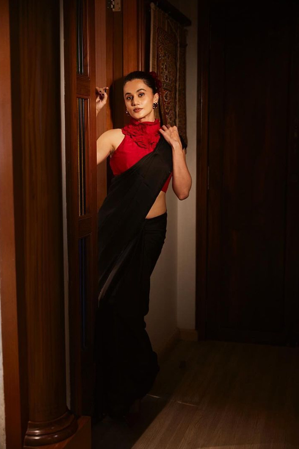 Taapsee Pannu Dazzled In Saree At Paris Olympics 2024 Photos Goes Viral14