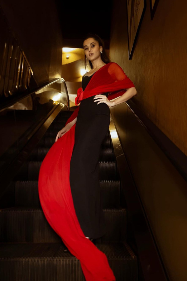 Taapsee Pannu Dazzled In Saree At Paris Olympics 2024 Photos Goes Viral16