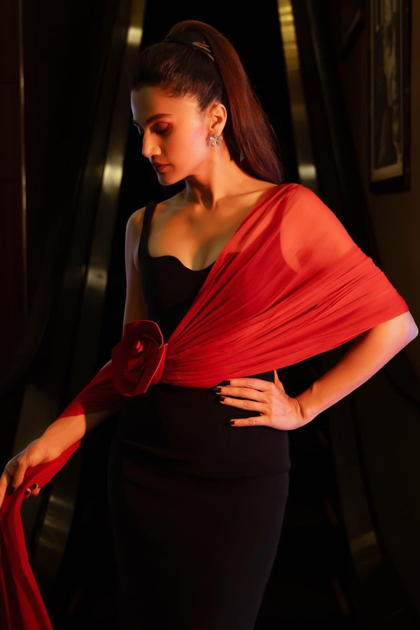 Taapsee Pannu Dazzled In Saree At Paris Olympics 2024 Photos Goes Viral18