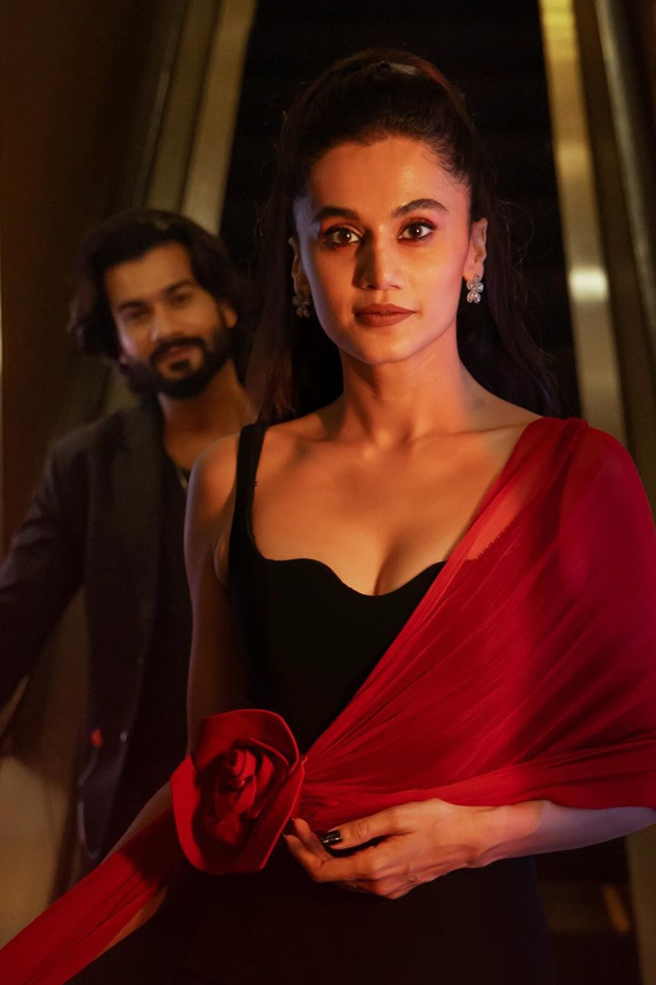 Taapsee Pannu Dazzled In Saree At Paris Olympics 2024 Photos Goes Viral19
