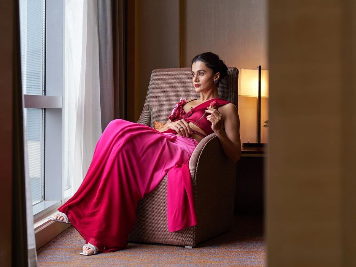Taapsee Pannu Dazzled In Saree At Paris Olympics 2024 Photos Goes Viral10