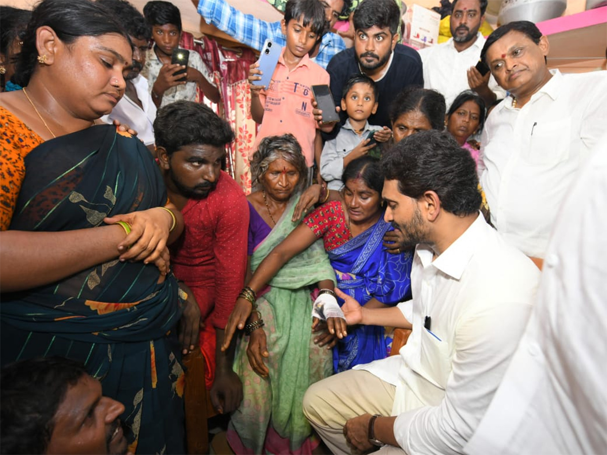 YS Jagan Visits Subbarayudu Family at Nandyal1