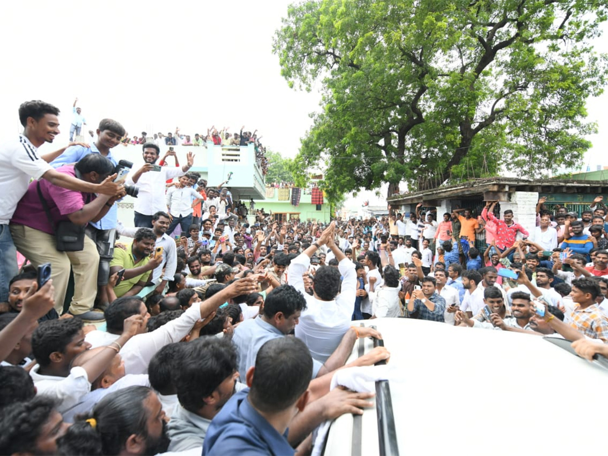 YS Jagan Visits Subbarayudu Family at Nandyal10